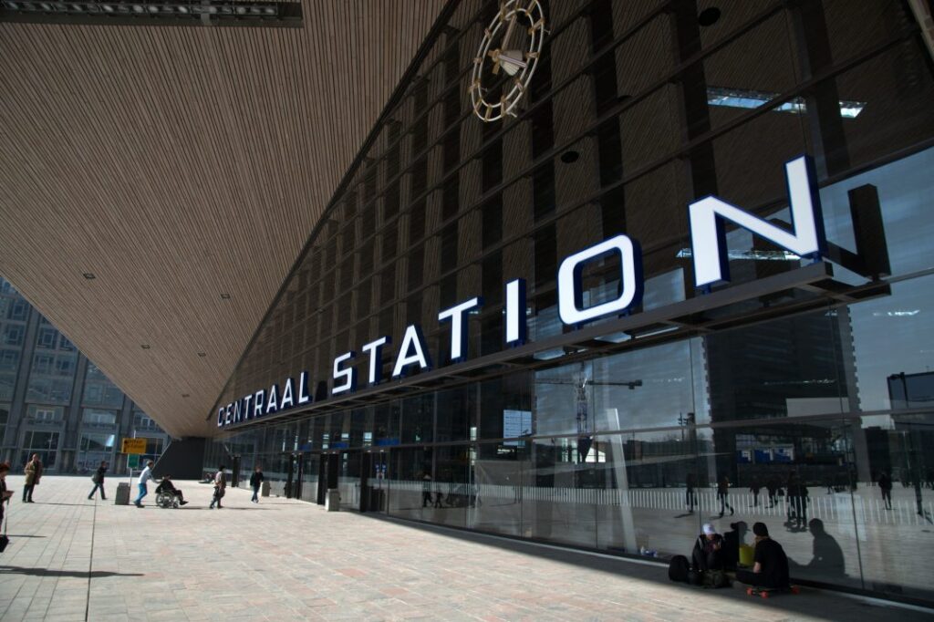 centraal station rotterdam led letters bas-neon foto